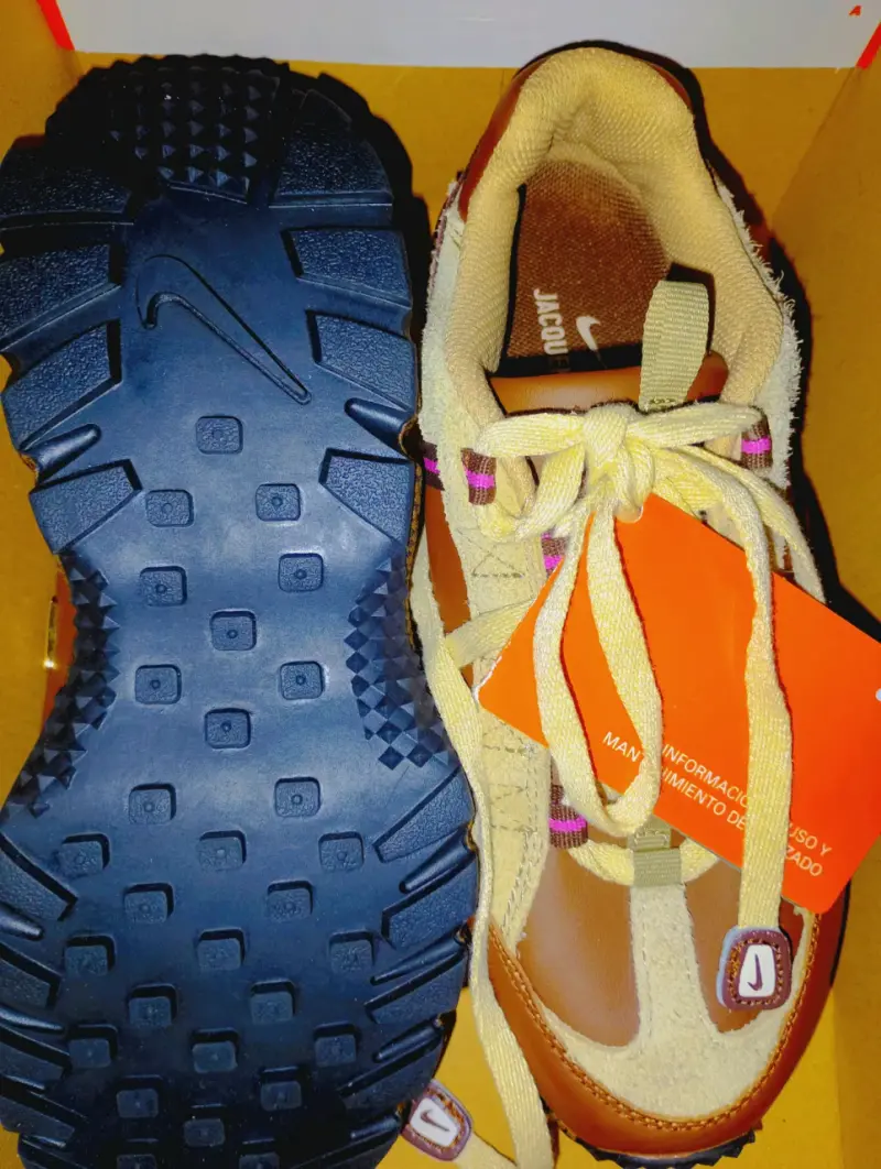 Zapatillas deportivas marrones Nike con detalles en gamuza - 3