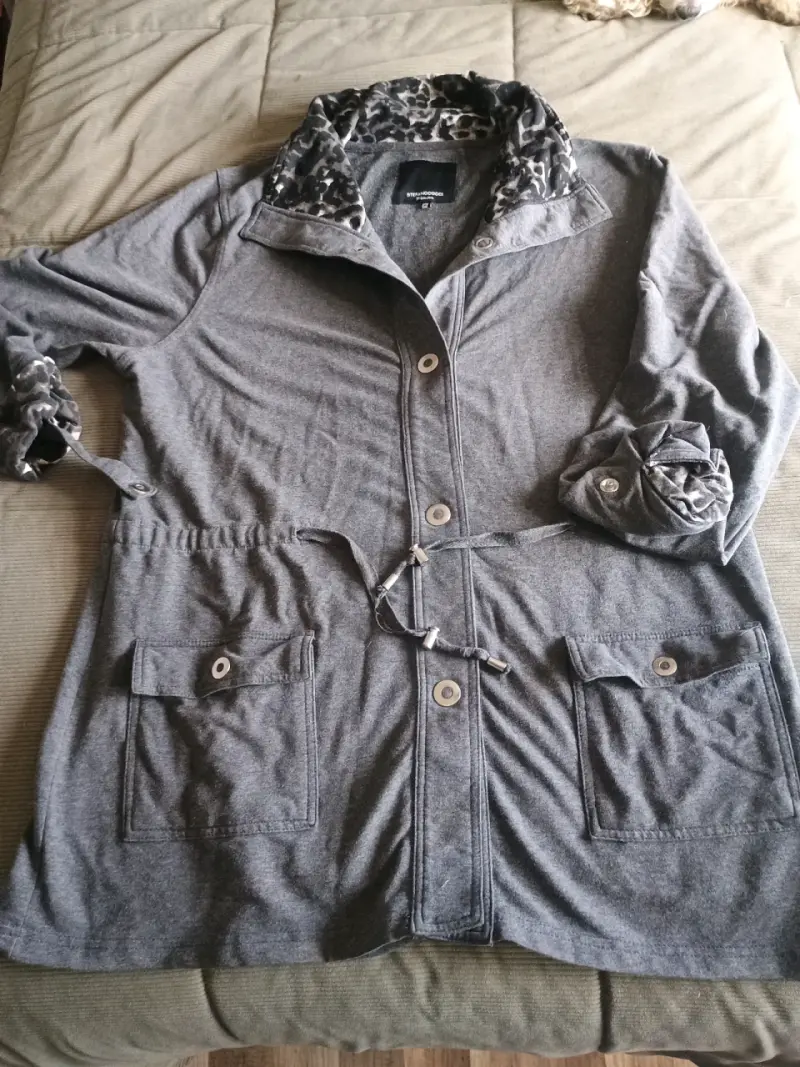 Chaqueta gris con cuello estampado para mujer