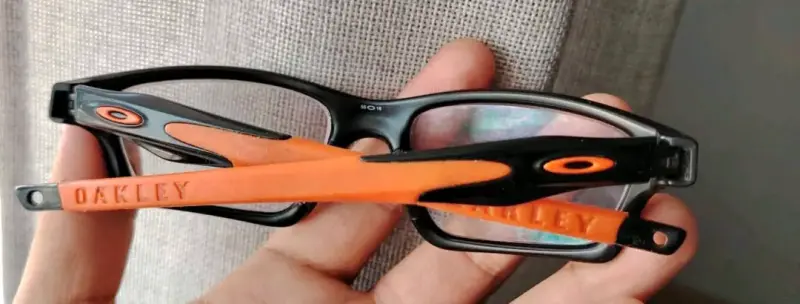 Lentes ópticos Oakley negros y naranjas - 1