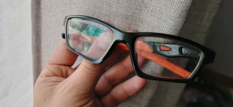 Lentes ópticos Oakley negros y naranjas - 2