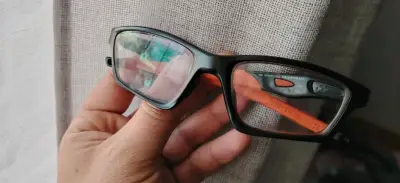 Lentes ópticos Oakley negros y naranjas - miniatura 2