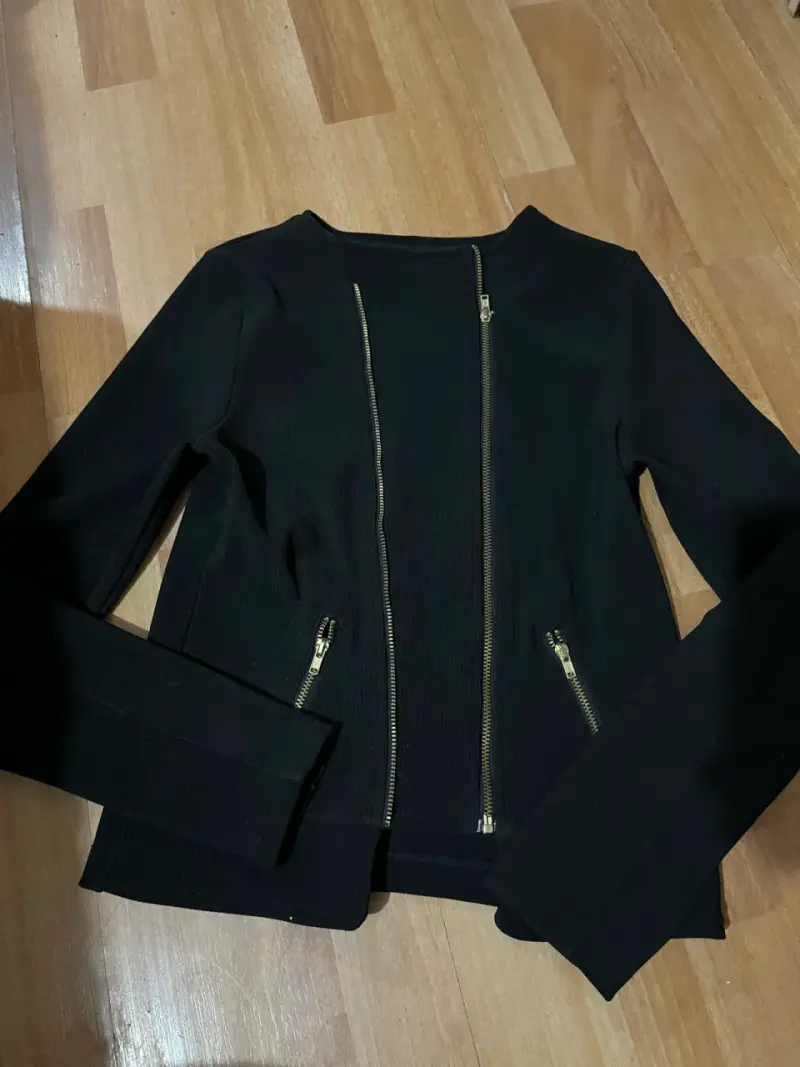 Chaqueta negra con cierre metálico