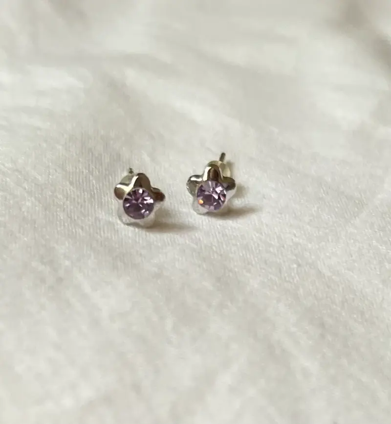 Aros de plata con diseño de flor y piedra lila - 2