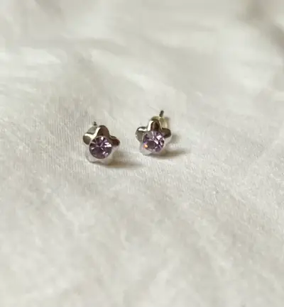 Aros de plata con diseño de flor y piedra lila - miniatura 2