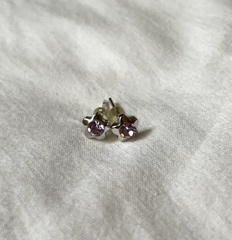 Aros de plata con diseño de flor y piedra lila - 3