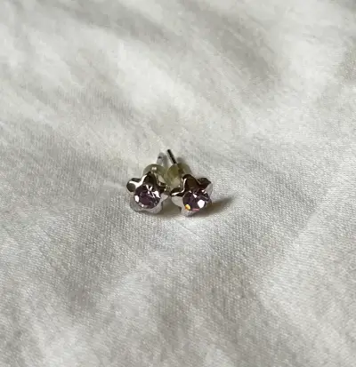 Aros de plata con diseño de flor y piedra lila - miniatura 3