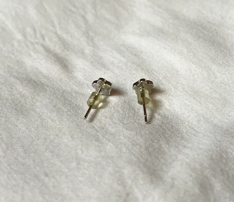 Aros de plata con diseño de flor y piedra lila - 4