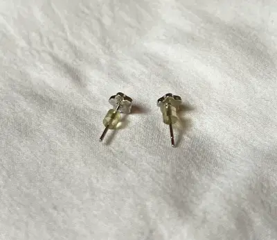 Aros de plata con diseño de flor y piedra lila - miniatura 4
