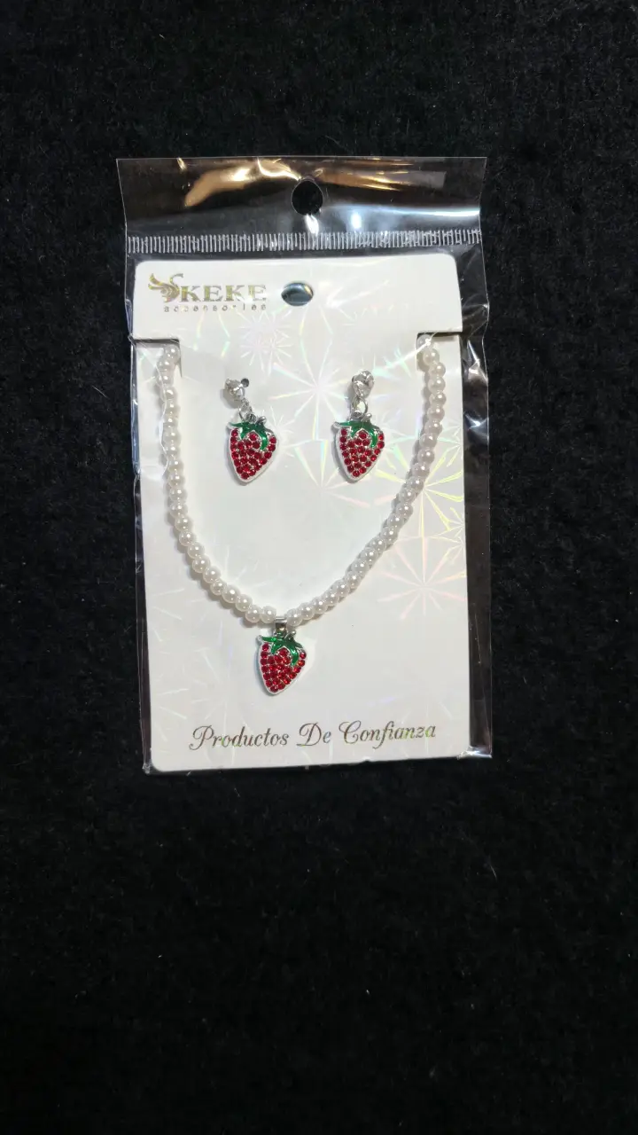 Set de collar y aros con diseño de frutilla