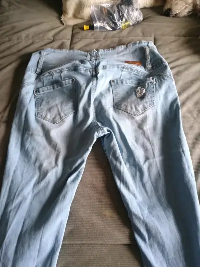 Jeans celestes desgastados para mujer - miniatura 2