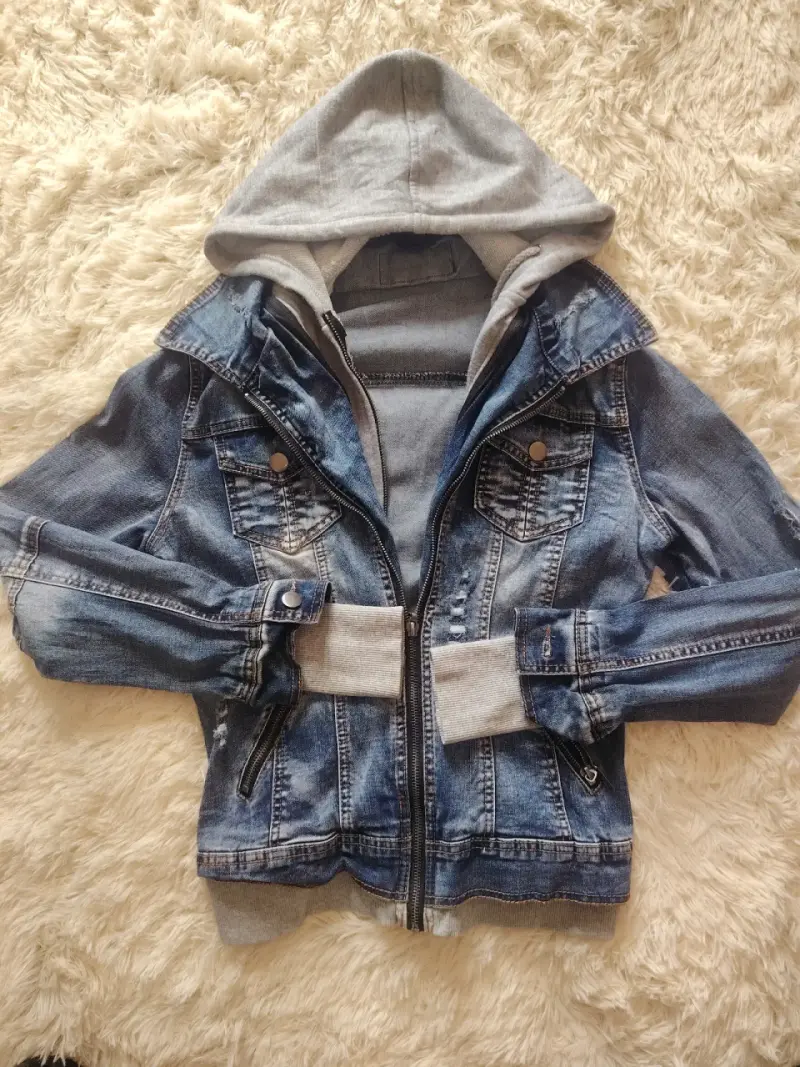Chaqueta de mezclilla con capucha gris - 1