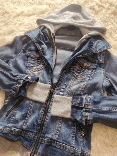 Chaqueta de mezclilla con capucha gris - miniatura 2