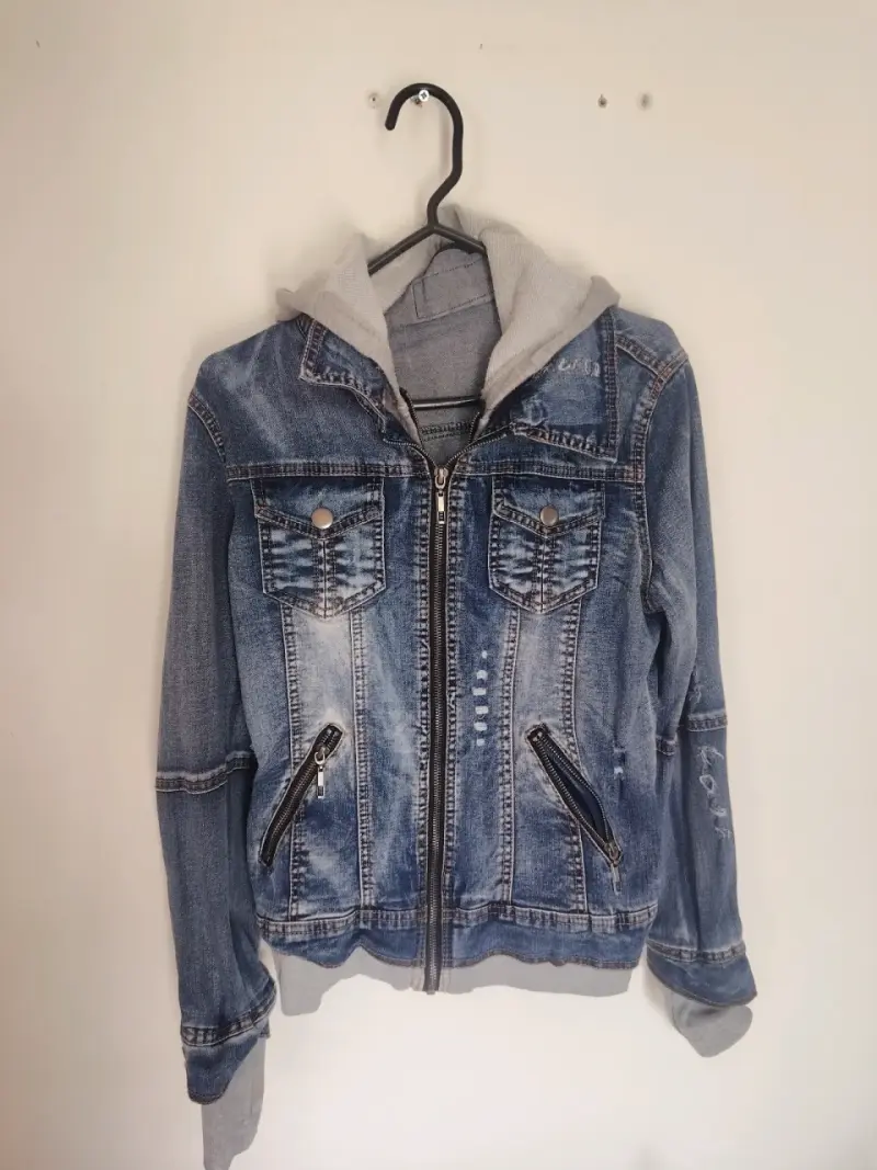 Chaqueta de mezclilla con capucha gris - 4