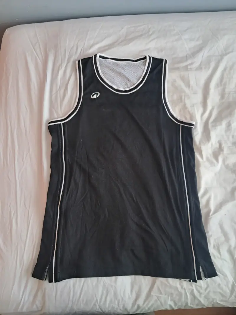 Polera deportiva reversible negra y blanca - 1