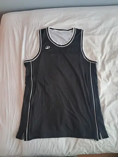 Polera deportiva reversible negra y blanca - miniatura 1