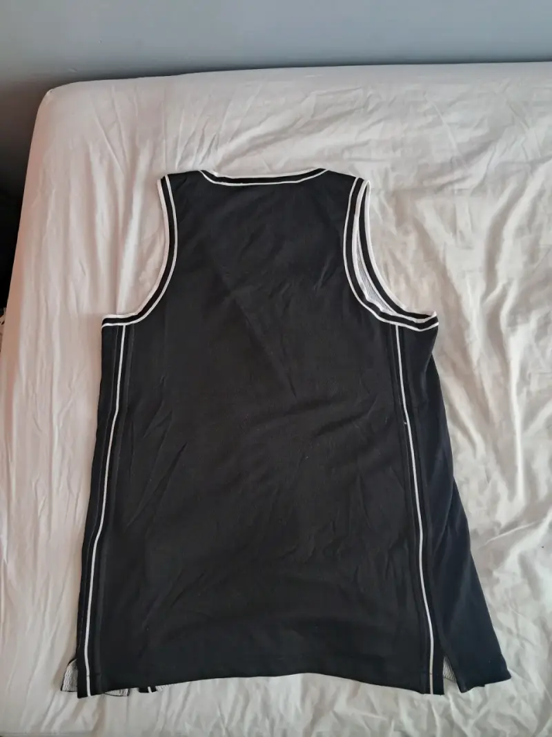 Polera deportiva reversible negra y blanca - 2