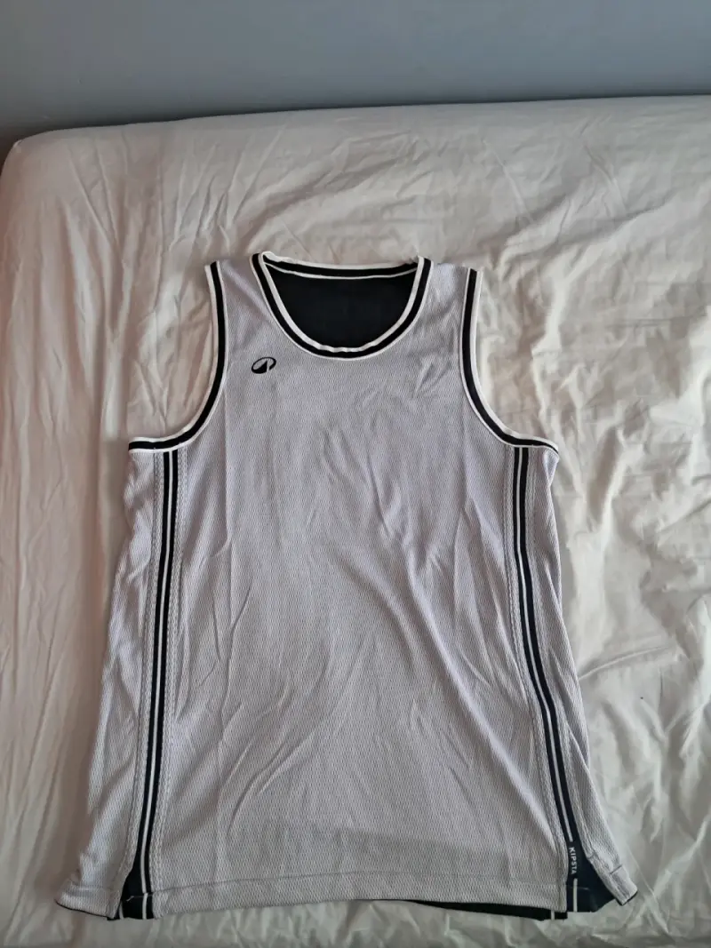 Polera deportiva reversible negra y blanca - 3