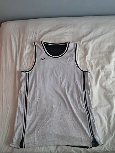 Polera deportiva reversible negra y blanca - miniatura 3