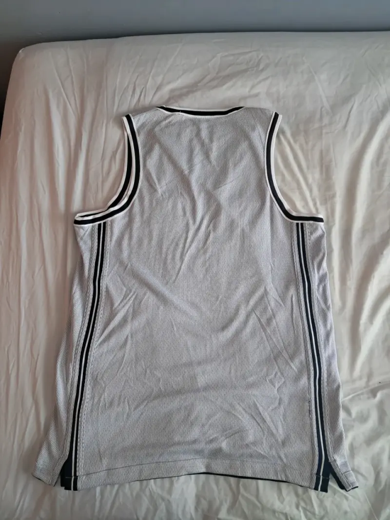 Polera deportiva reversible negra y blanca - 4
