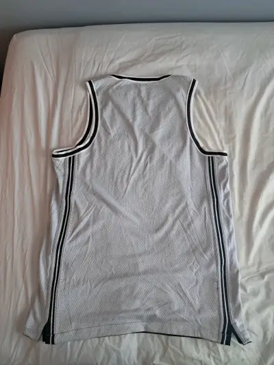 Polera deportiva reversible negra y blanca - miniatura 4
