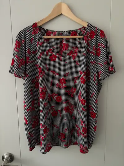 Blusa estampada de cuadros y flores rojas - miniatura 1
