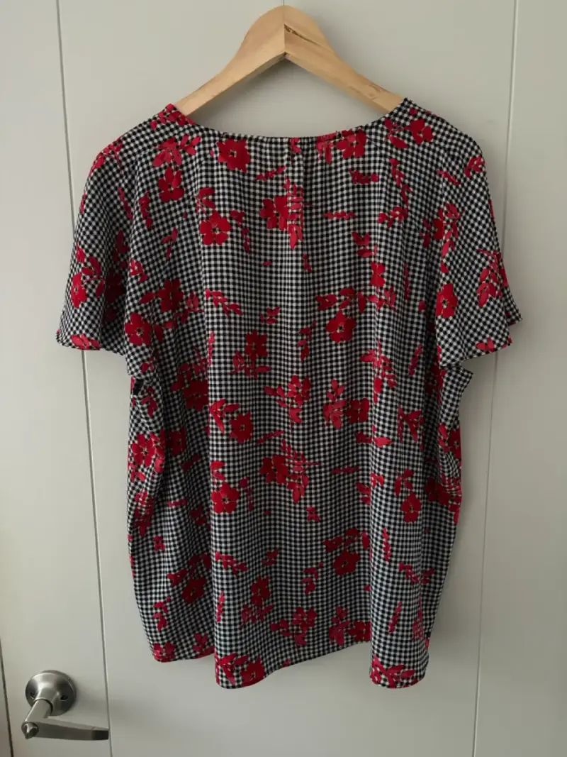 Blusa estampada de cuadros y flores rojas - 2