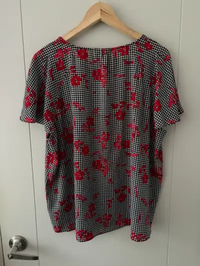 Blusa estampada de cuadros y flores rojas - miniatura 2