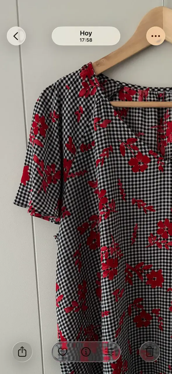 Blusa estampada de cuadros y flores rojas - 3