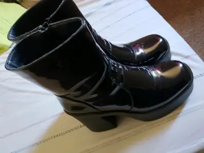 Botas de charol negras con tacón alto - miniatura 1