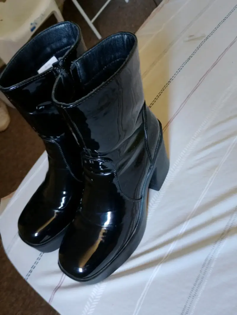Botas de charol negras con tacón alto - 2