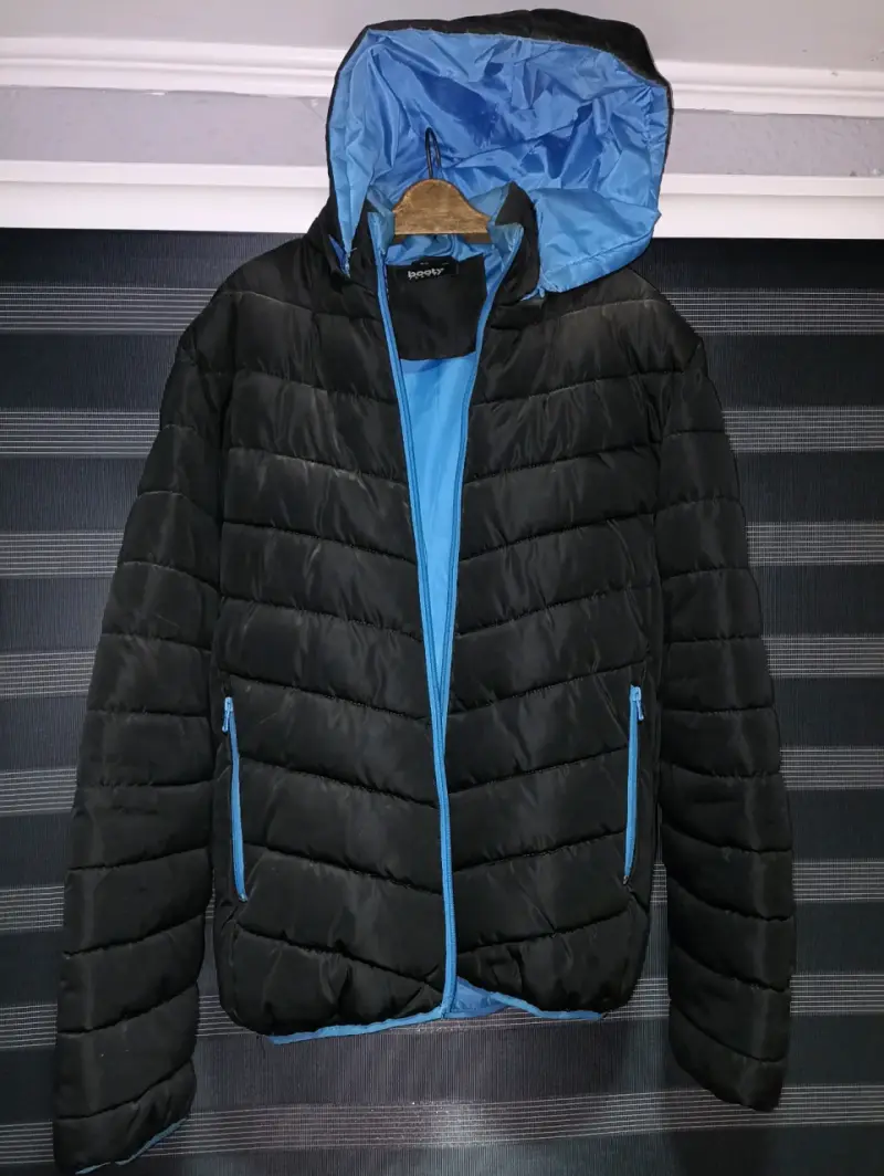 Chaqueta acolchada negra con capucha azul - 1