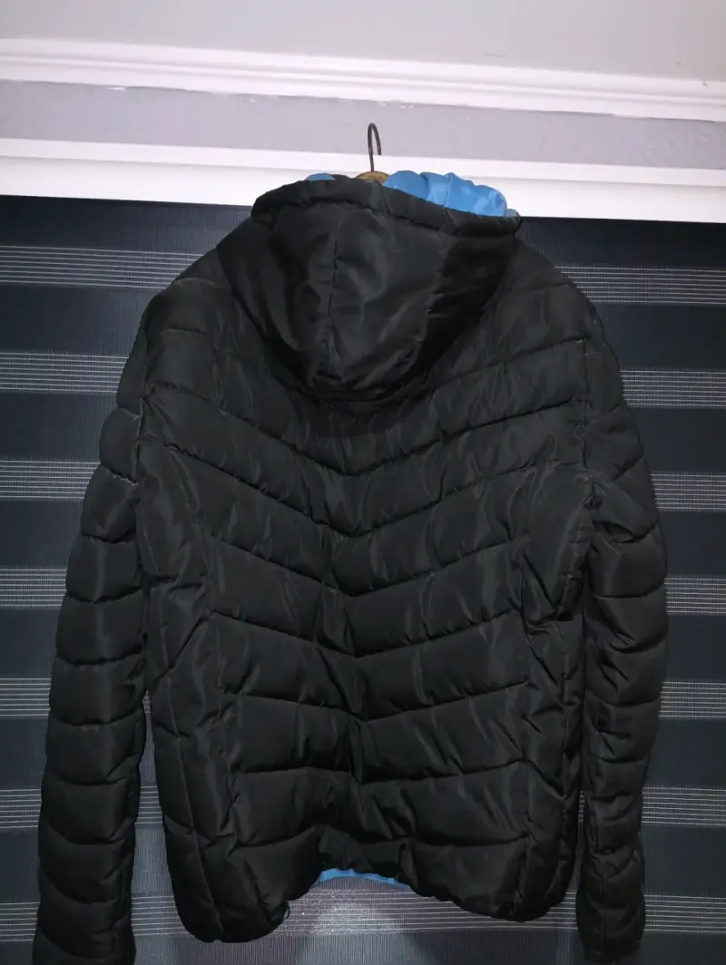 Chaqueta acolchada negra con capucha azul - 2