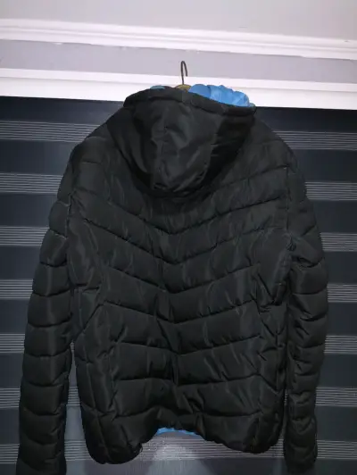 Chaqueta acolchada negra con capucha azul - miniatura 2