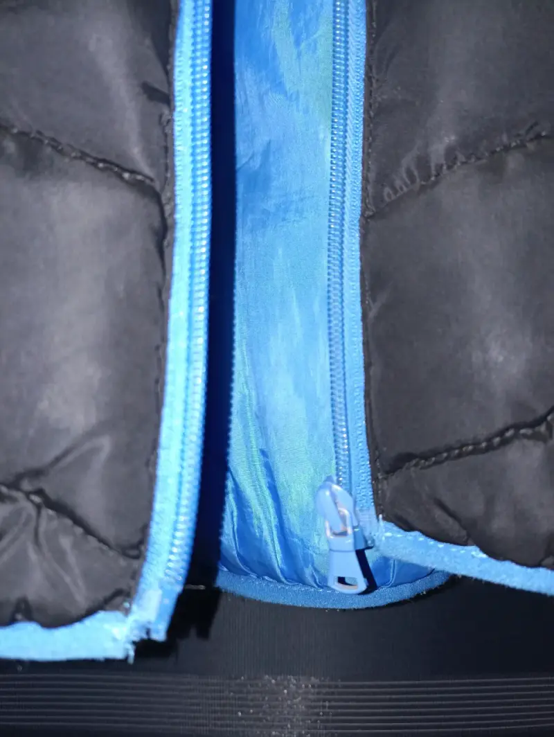 Chaqueta acolchada negra con capucha azul - 5