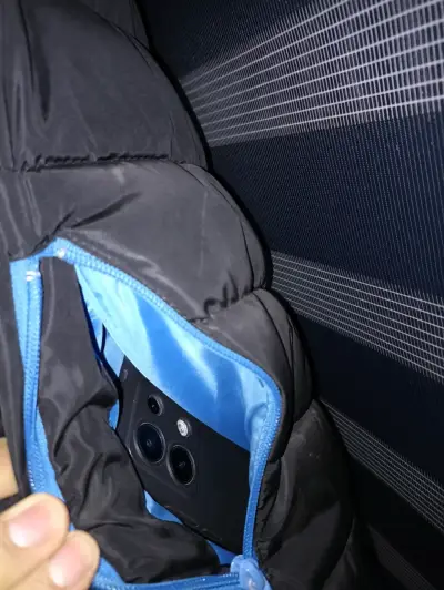 Chaqueta acolchada negra con capucha azul - miniatura 6