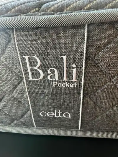 Cama king  Celta Bali Pocket en buen estado - miniatura 2