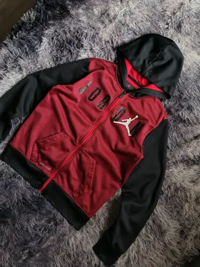 Polerón con capucha Jordan rojo y negro para niños - miniatura 3
