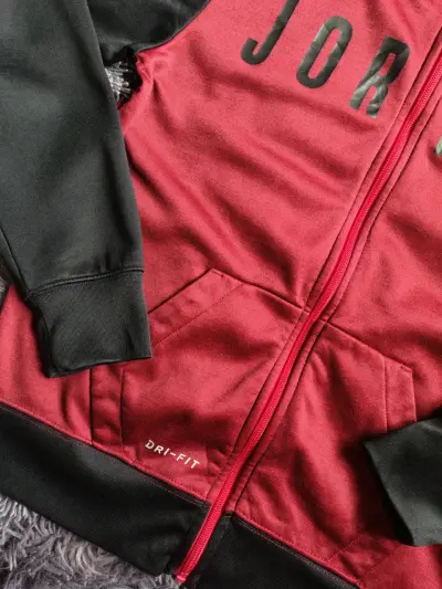 Polerón con capucha Jordan rojo y negro para niños - miniatura 5