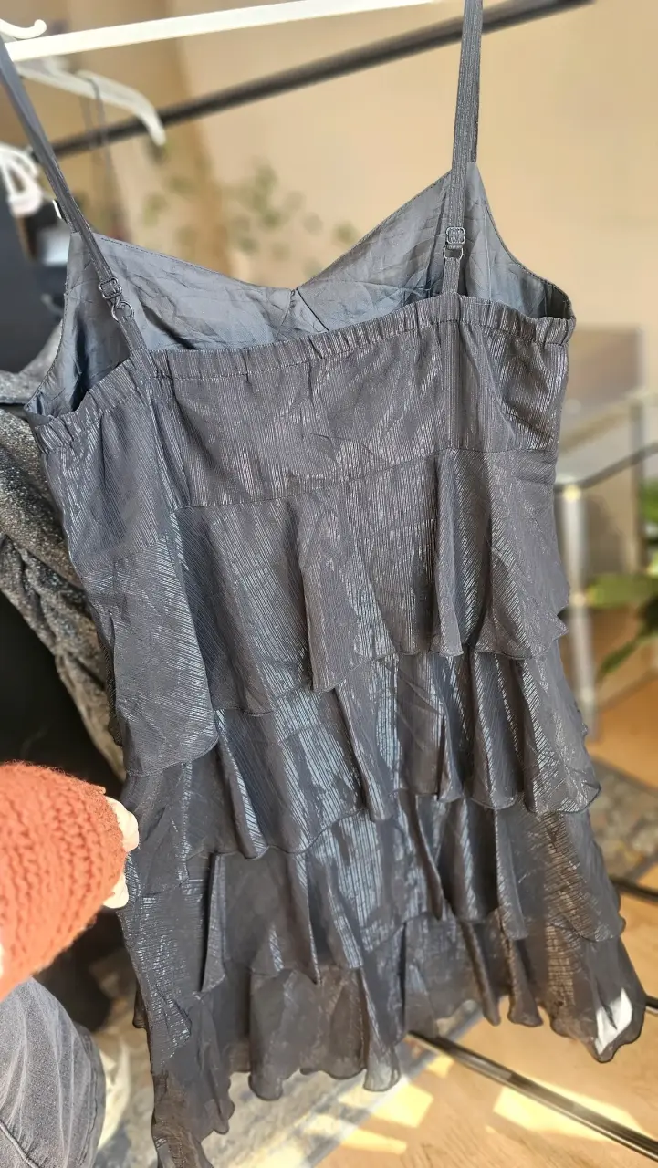 Vestido negro con volantes para mujer - 1