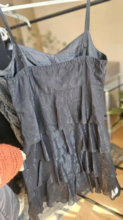 Vestido negro con volantes para mujer - miniatura 1