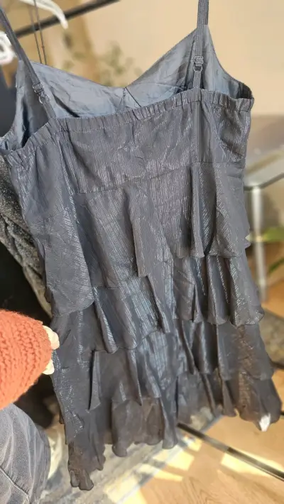 Vestido negro con volantes para mujer - miniatura 2