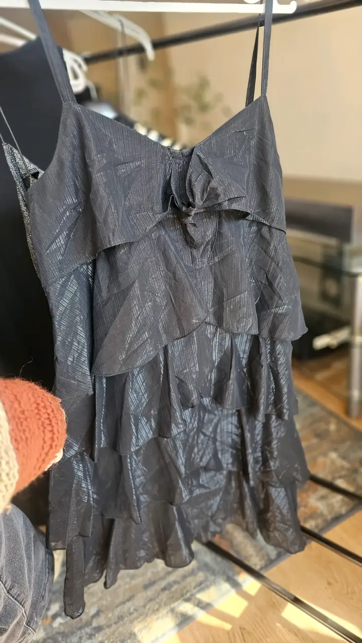 Vestido negro con volantes para mujer - 3