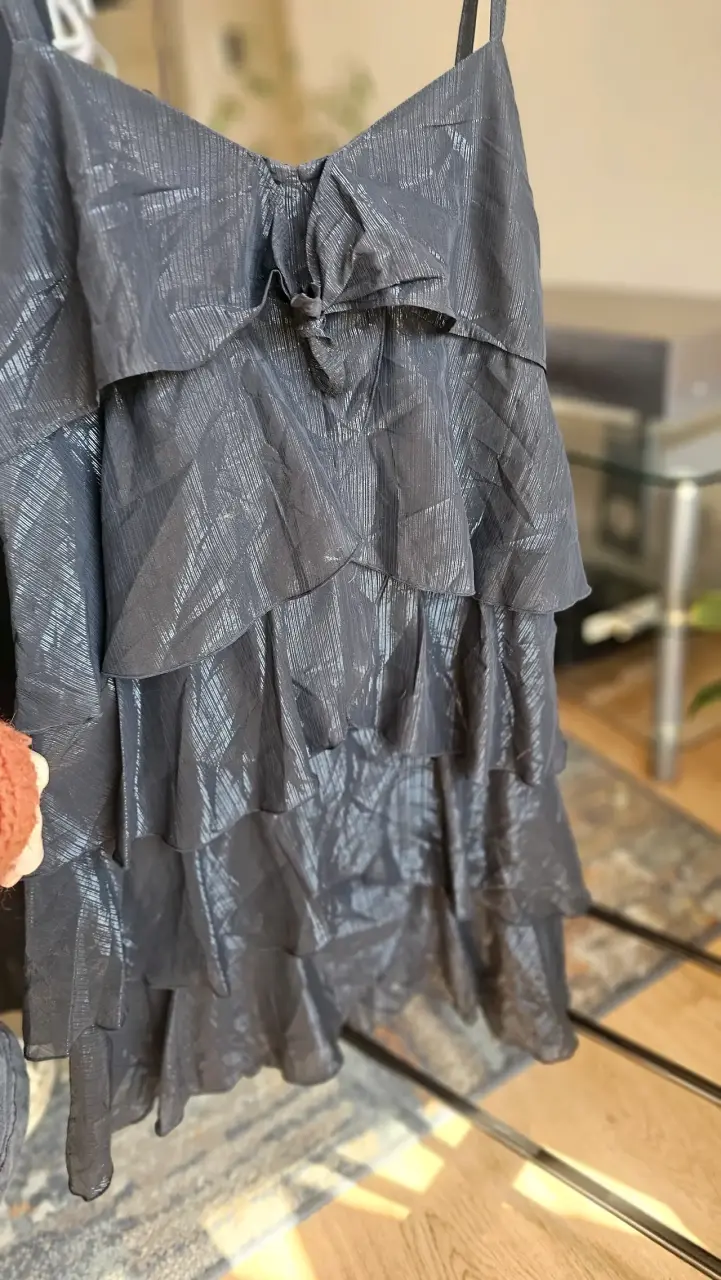 Vestido negro con volantes para mujer - 4