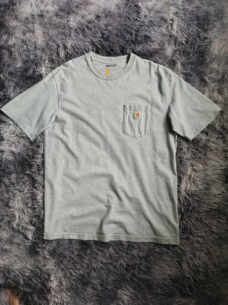 Polera gris Carhartt con bolsillo delantero