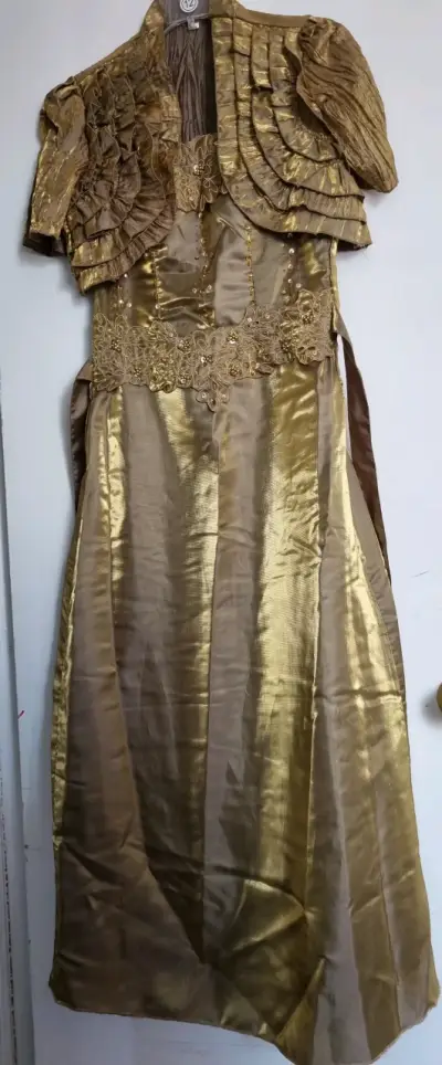 Vestido dorado elegante con detalles bordados - miniatura 1