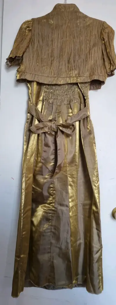Vestido dorado elegante con detalles bordados - miniatura 2
