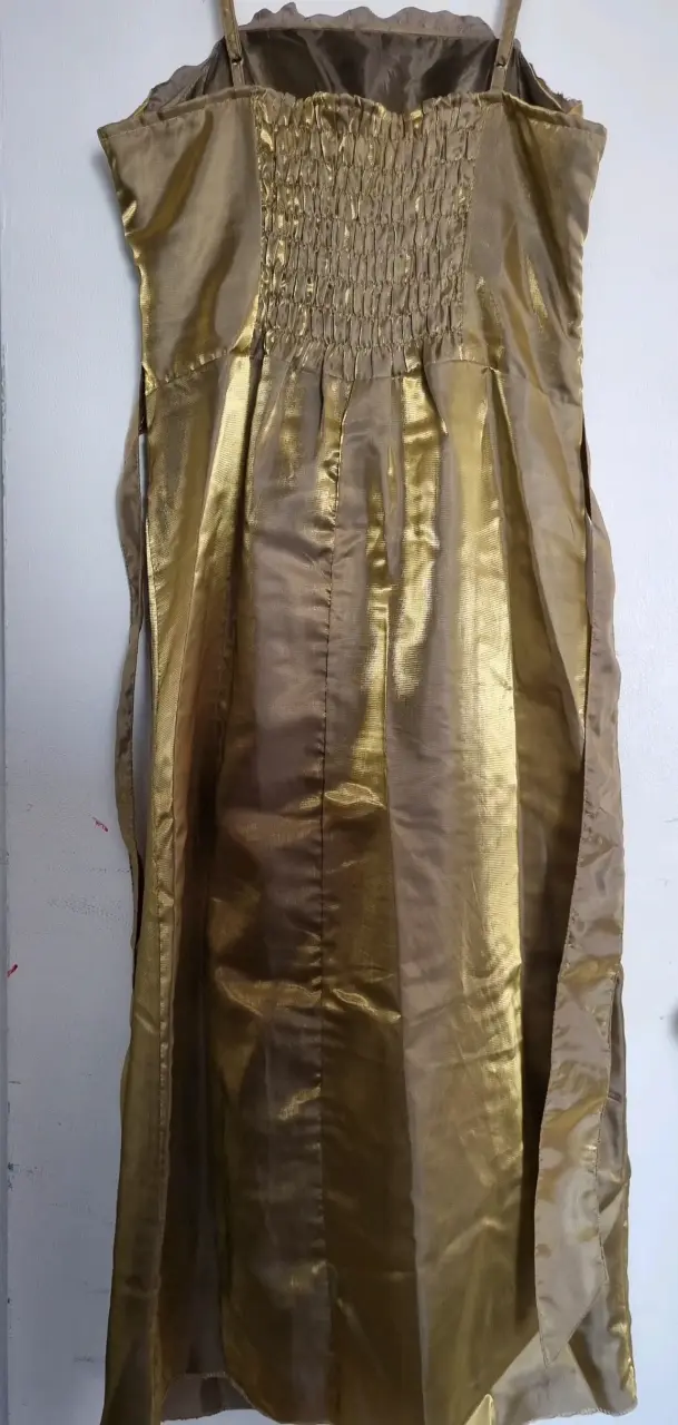 Vestido dorado elegante con detalles bordados - 3