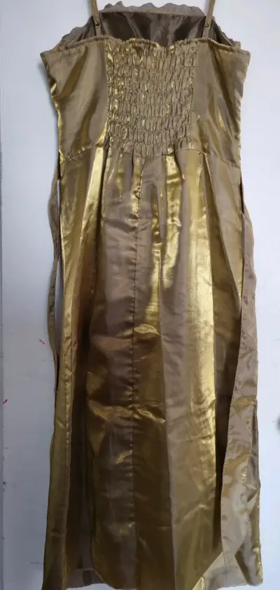 Vestido dorado elegante con detalles bordados - miniatura 3