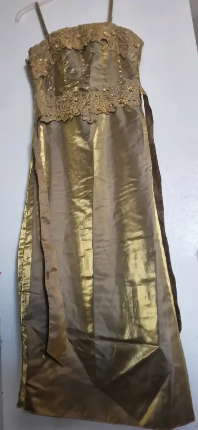 Vestido dorado elegante con detalles bordados - miniatura 4