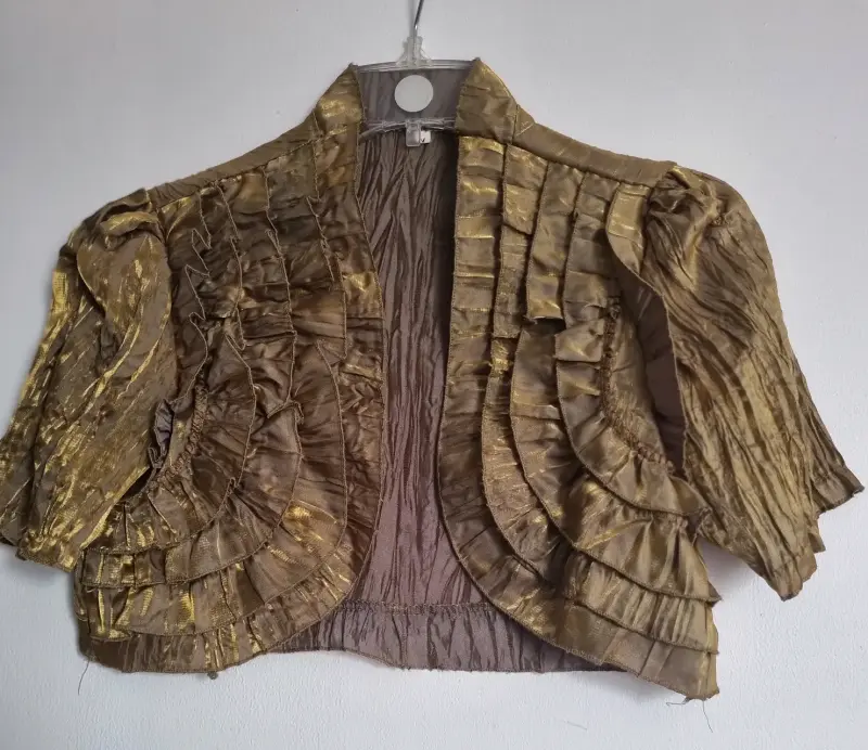 Vestido dorado elegante con detalles bordados - 5